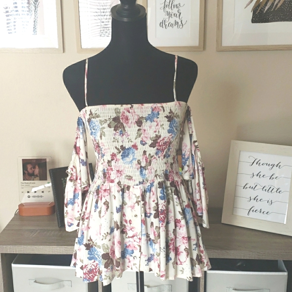 Gimmicks by BKE Buckle Floral Smocked Top - Picture 4 of 10